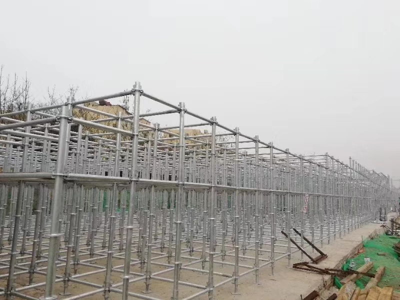 搭建腳手架橫向掃地桿與縱向掃地桿時，怎么設(shè)置好？ (圖1)